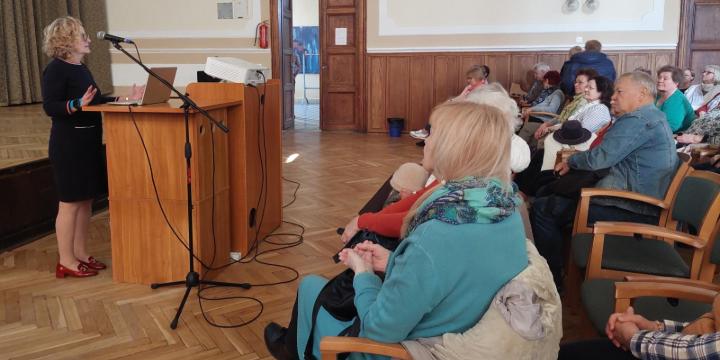 Unoka a hat�ron: ing�z�s a tanul�s�rt - elkezd�d�tt a Nyugd�jas Egyetem m�sodik f�l�ve