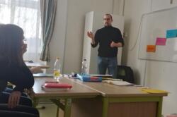 �p�ts�nk csapatot? - a csoportdinamika term�szetes folyamatai �s a form�l�d�st t�mogat� lehets�ges eszk�z�k - kihelyezett j� gyakorlat