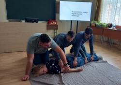 Els�seg�lyt ny�jt� szakk�rt tart� oktat�k k�pz�se - akkredit�lt pedag�gus-tov�bbk�pz�s