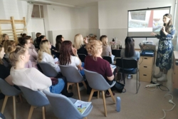 Fejleszt�si lehet�s�gek a n�phagyom�ny t�kr�ben - b�zis�vodai j� gyakorlat