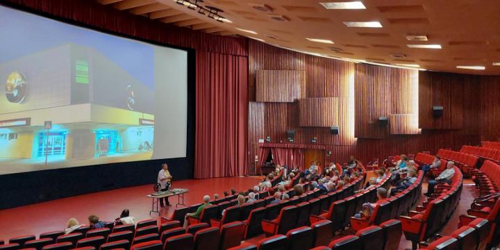 Mozit�rt�neti id�utaz�s a Nyugd�jas Egyetemen