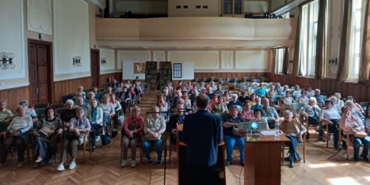 Izlandi k�rutaz�s a Nyugd�jas Egyetemen 