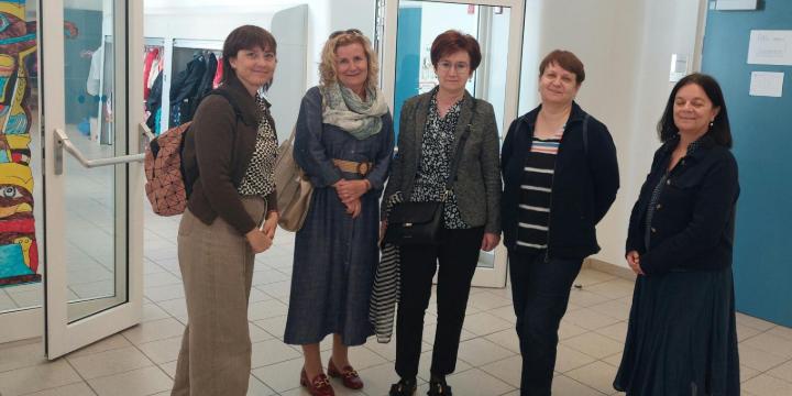 Hospit�l�s B�csben, a Volksschule Johann-Hoffmann-Platz int�zm�ny�ben 