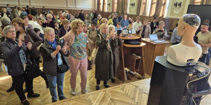 Humanoid robottal indult a Nyugdíjas Egyetem Humanoid robottal indult a Nyugdíjas Egyetem